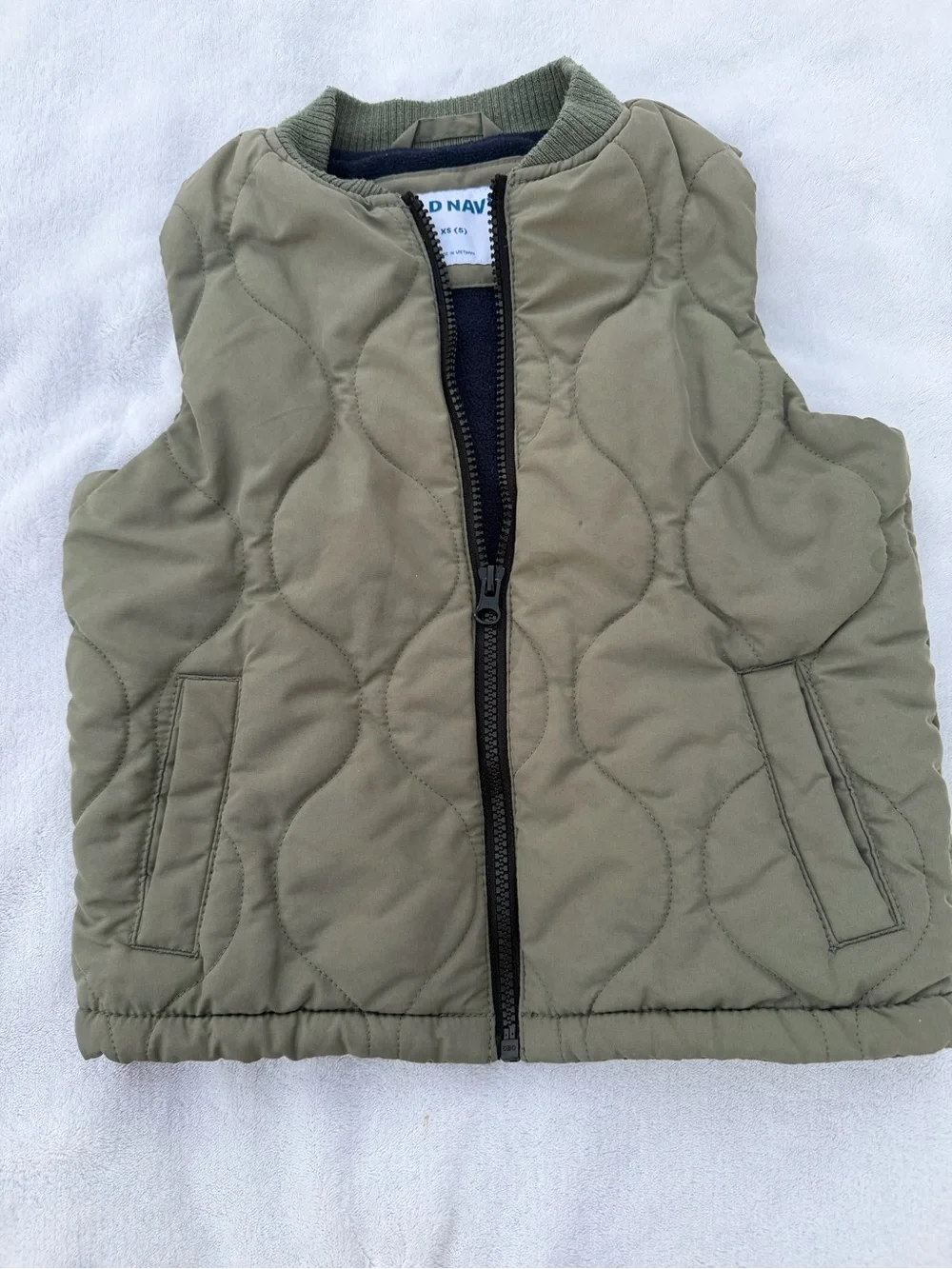 Old Navy Quilted Vest in Olive Size 5